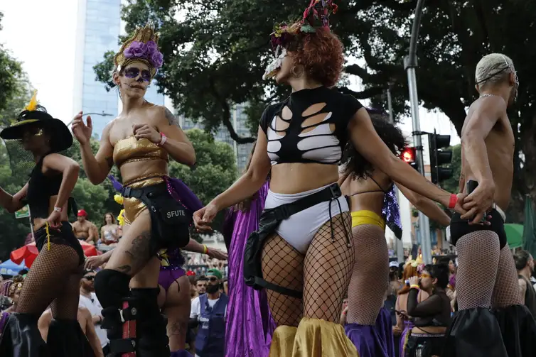 Rio de Janeiro (RJ) 14/02/2024 – Foliões curtem o carnaval do bloco Me Enterra na Quarta, que desfila nas ruas da Glória na quarta-feira de cinzas. Foto: Fernando Frazão/Agência Brasil