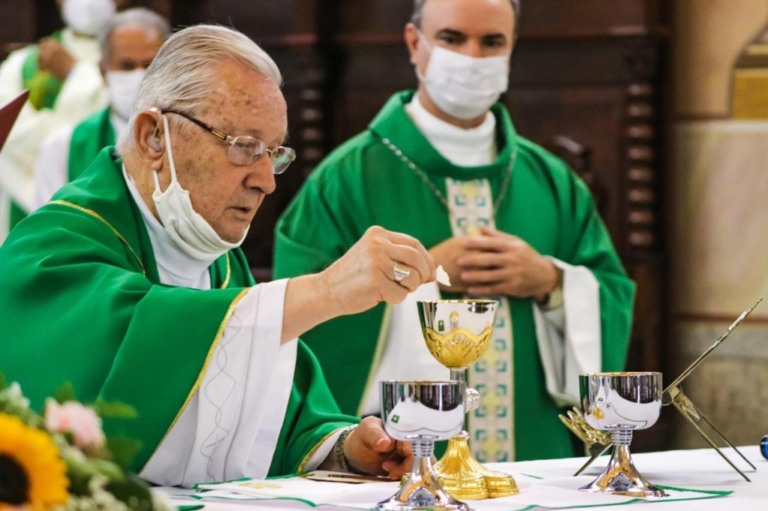 Bispo emérito, Dom Osvaldo é internado com Covid; quadro estável