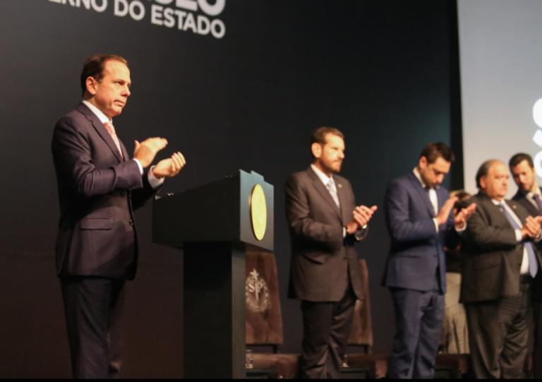 Vexame no Programa Verde Azul, Marília mostra plataforma de lixo no dia da premiação