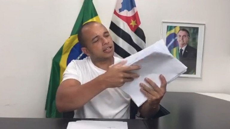 Deputado estadual Douglas Garcia com o “dossiê” – Reprodução/Redes Sociais