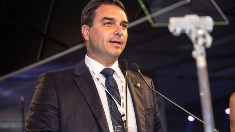 Flávio Bolsonaro diz que pai não se lembra de reunião com do Val