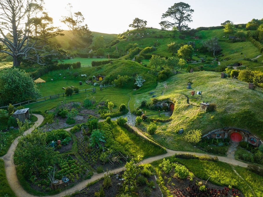 A Hobbiton Movie Set, local onde a trilogia "O Senhor dos Anéis" foi filmada, em Matamata, na Ilha Norte da Nova Zelândia.. Foto: Reprodução/Instagram 26.01.2023