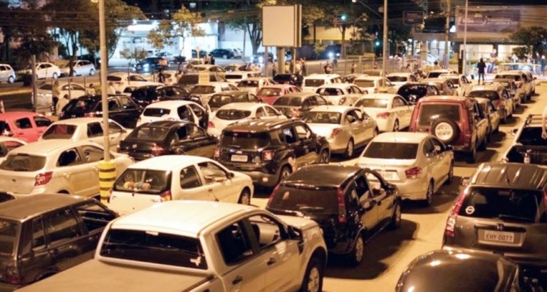 Igreja Batista importa modelo e anuncia culto drive in em Marília