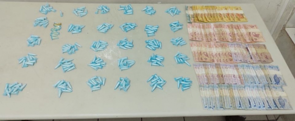 Homem é preso com 300 pinos de drogas e R$ 1 mil em dinheiro em Marília Homem é preso com 300 pinos de drogas e R$ 1 mil em dinheiro em Marília