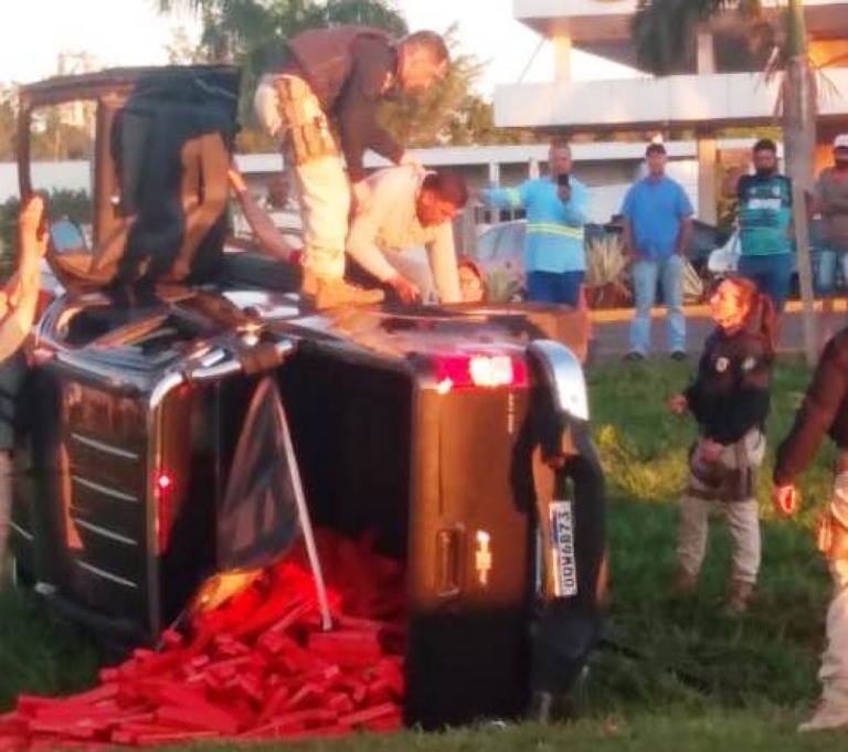 PRF apreende 906kg de maconha após perseguição e acidente em Marília