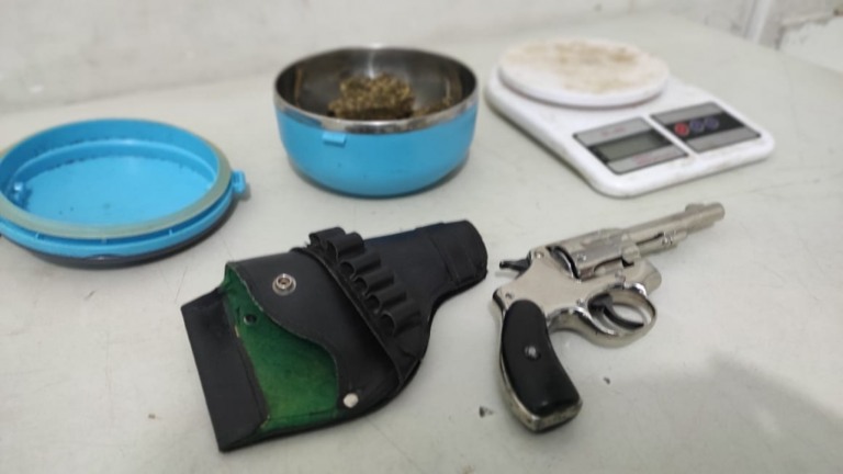 Mulher é presa com drogas e arma durante patrulhamento na zona oeste
