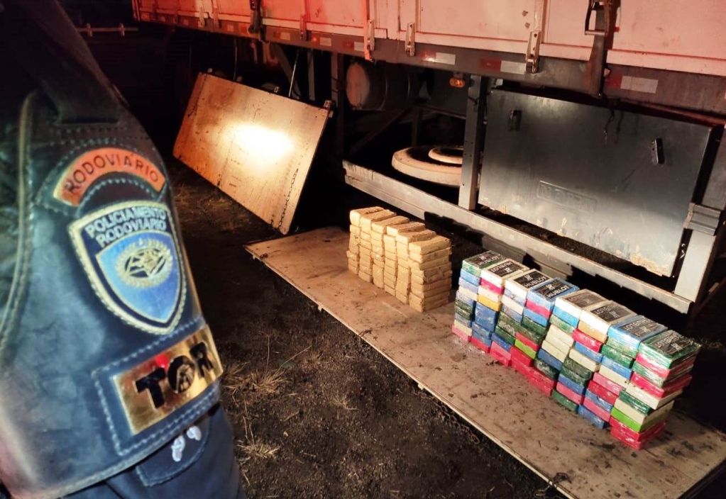 Polícia apreende em Assis 140 quilos de drogas em caminhão com sucata; veja vídeo
