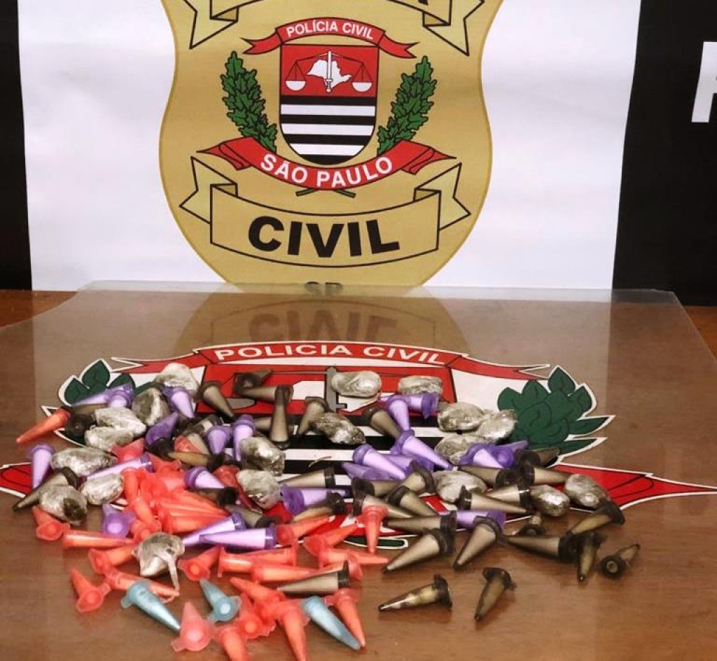Dise flagra rapaz com 120 porções de droga em favela na zona Sul Dise flagra rapaz com 120 porções de droga em favela na zona Sul