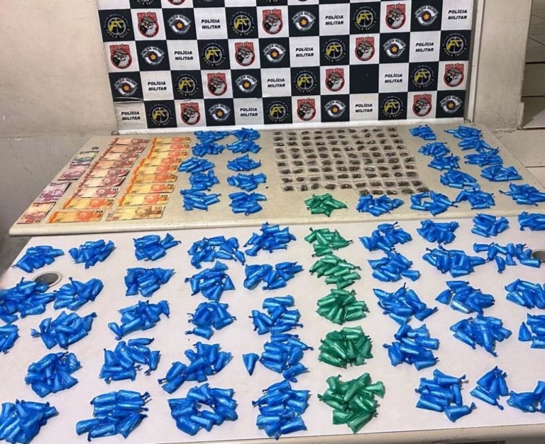 PM flagra grupo contando drogas na rua. Prende um e apreende 826 porções
