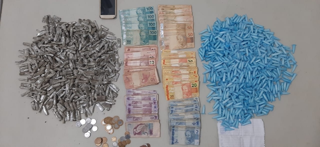 PM faz apreensões com centenas de porções de drogas e dinheiro em Marília PM faz apreensões com centenas de porções de drogas e dinheiro em Marília