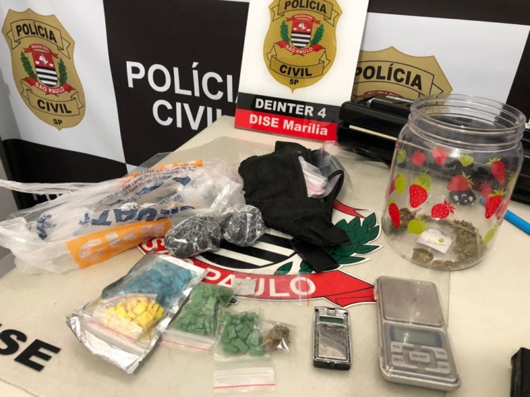 Dise prende três, apreende adolescente e porções de drogas sintéticas e skank