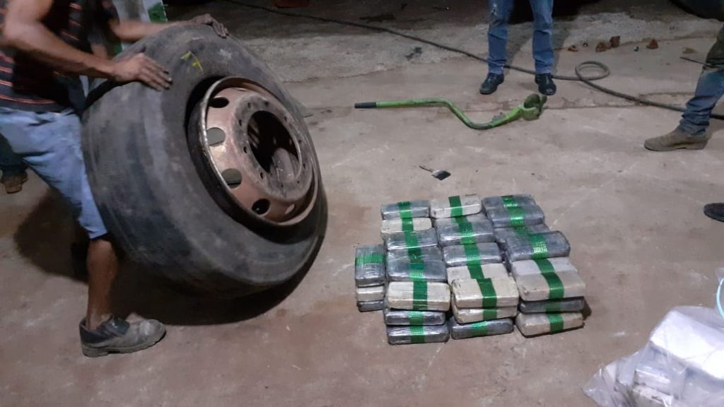 Polícia apreende 400kg de drogas em pneus de caminhão em Franca