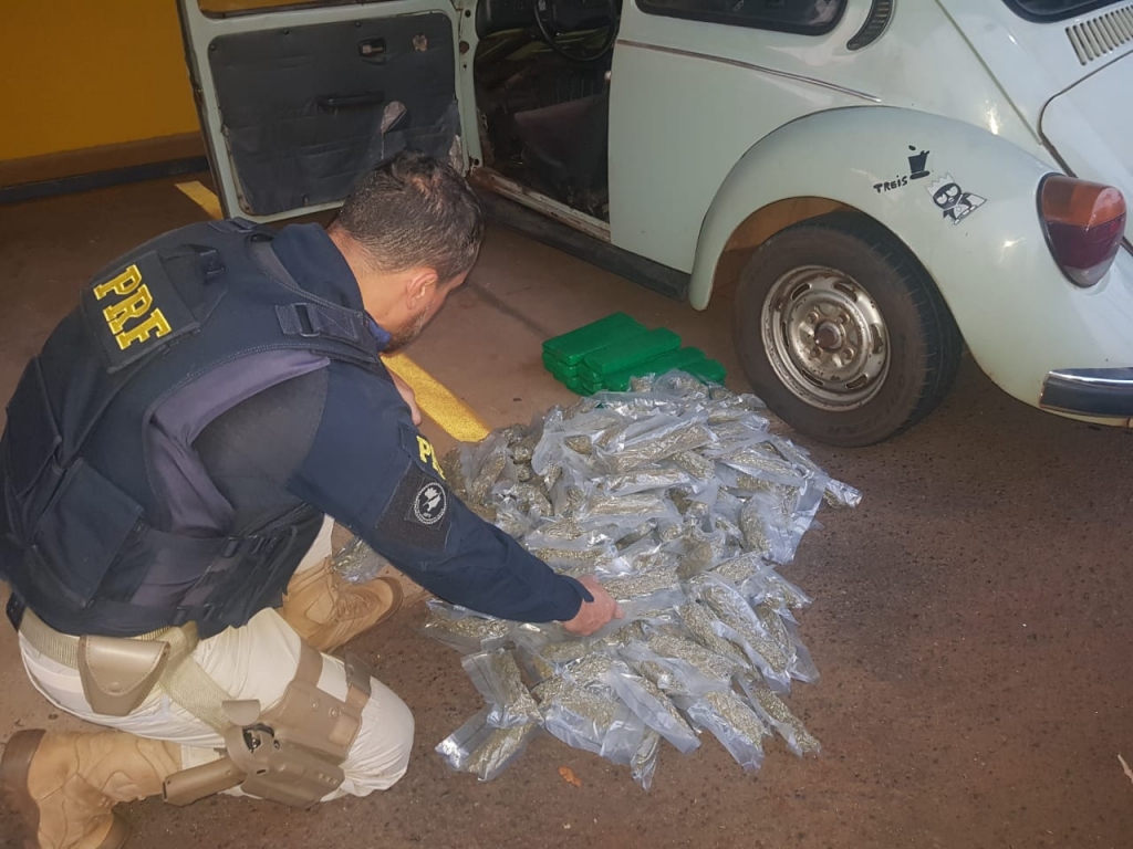 PRF prende casal com drogas em fundo falso de Fusca em Ourinhos PRF prende casal com drogas em fundo falso de Fusca em Ourinhos
