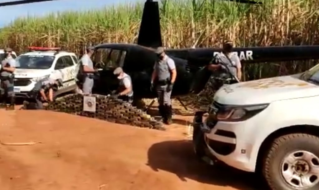 Polícia de Marília apreende helicóptero e 163kg de drogas em Lutécia; assista