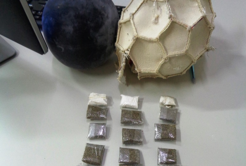 Mãe envia maconha e cocaína em bola para filho em presídio de Iaras Mãe envia maconha e cocaína em bola para filho em presídio de Iaras