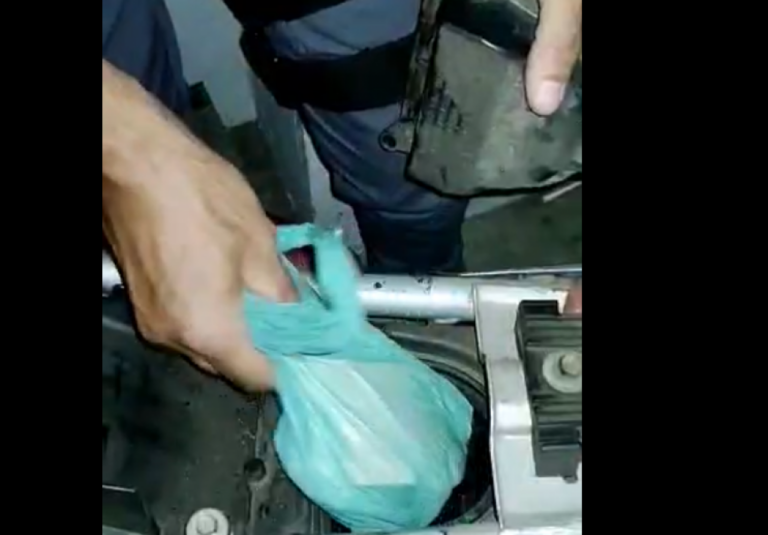 Homem é preso com arma e drogas escondidas em estrutura de moto