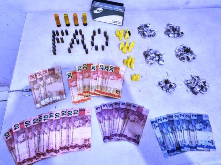 Dupla é presa com drogas e munições no bairro Trieste Cavichili em Marília