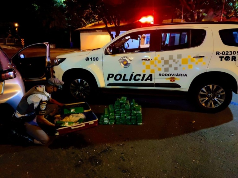 Abordagem de trânsito prende dois por tráfico de drogas em Marília