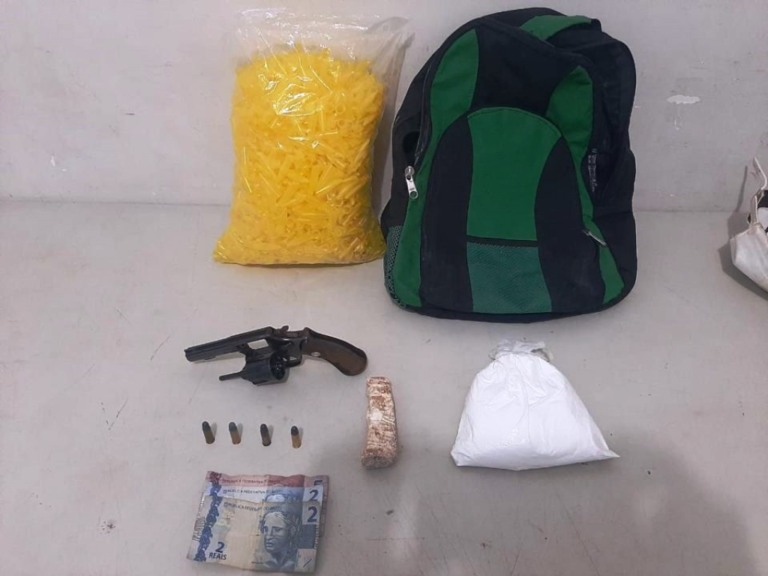 PM prende dupla com drogas e arma em veículo na zona oeste de Marília
