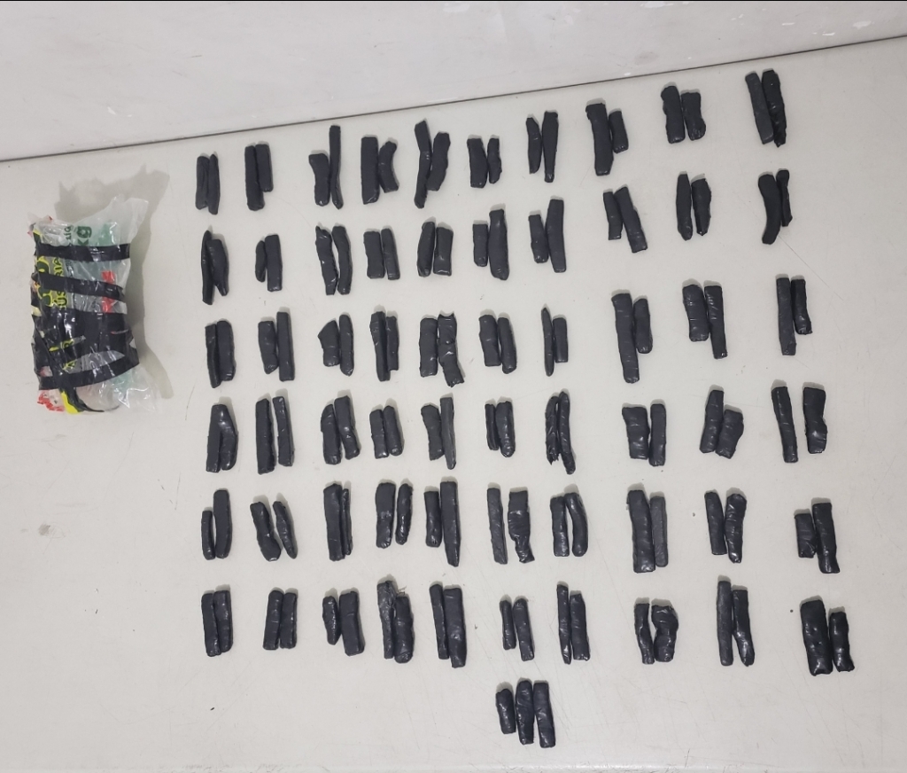 PM prende acusado de tráfico e recolhe drogas deixadas para venda em Marília PM prende acusado de tráfico e recolhe drogas deixadas para venda em Marília