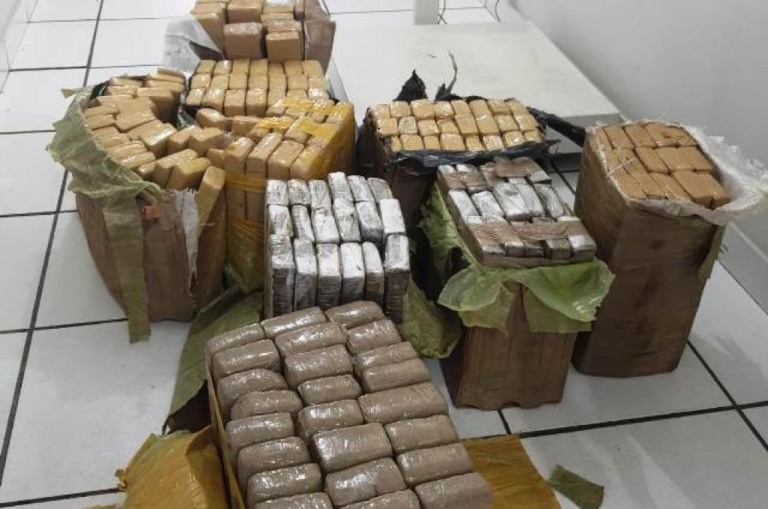 Dise flagra idoso com 163 quilos de maconha em veículo em hotel