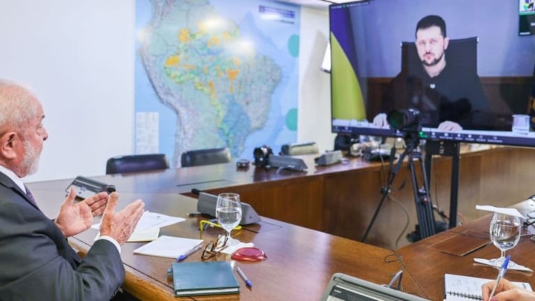 Ricardo Stuckert/PR – 02.03.2023 O presidente da República, Luiz Inácio Lula da Silva, durante videochamada com o Presidente da Ucrânia, Volodymyr Zelensky
