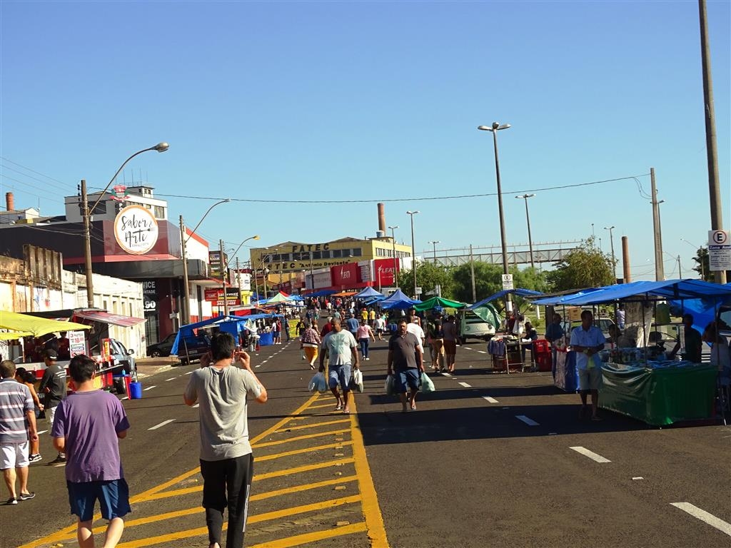 Feira volta com máscaras, idosos e esperança no centro de Marília