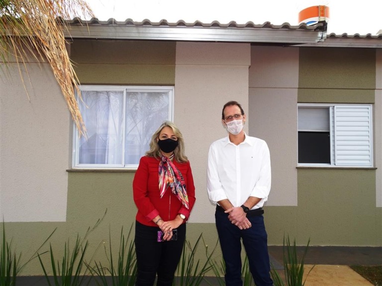 Tina Januário e Luiz Gustavo Menin apresentam casa modelo do Residencial dos Ipês em Pompéia