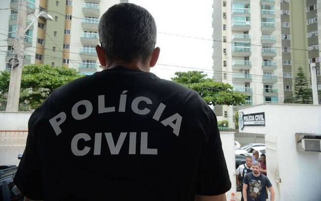 pessoa com camisa da policia civil