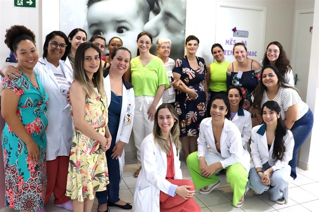 Mães e equipe do HBU trocam experiências no mês da Prematuridade