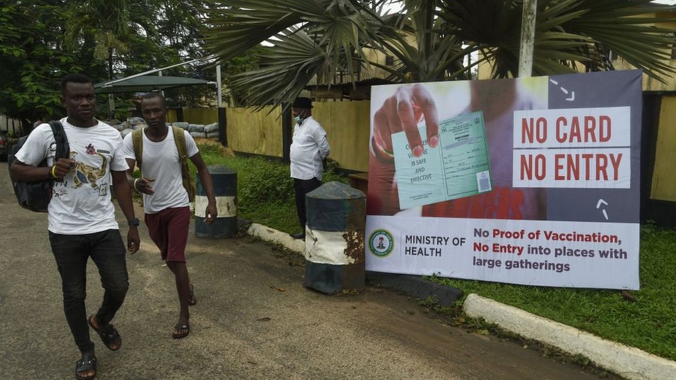 Cartaz pede comprovante de vacinação na Nigéria