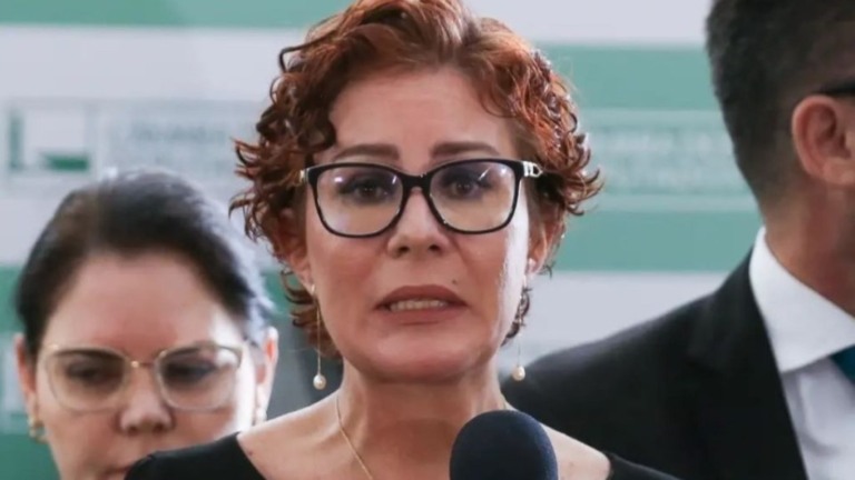 ESTADÃO CONTEÚDO Carla Zambelli pedirá suspeição de Cármen Lúcia e Alexandre de Moraes
