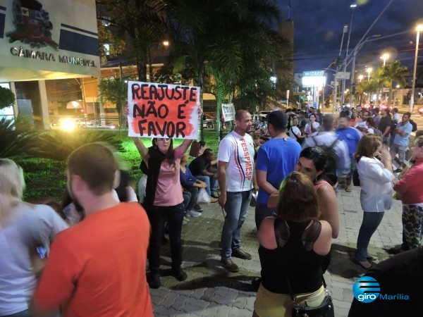 Servidores durante manifestação na porta da Câmara em 2015