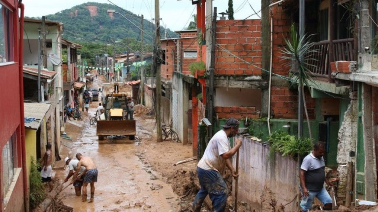 Bombeiros ficam ilhados após fortes chuvas em São Sebastião nesta 3ª