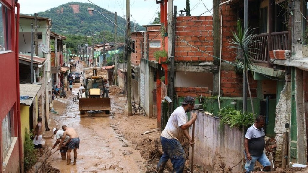 Bombeiros ficam ilhados após fortes chuvas em São Sebastião nesta 3ª Bombeiros ficam ilhados após fortes chuvas em São Sebastião nesta 3ª