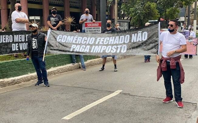 Comerciantes protestam em SP em frente à Câmara Municipal