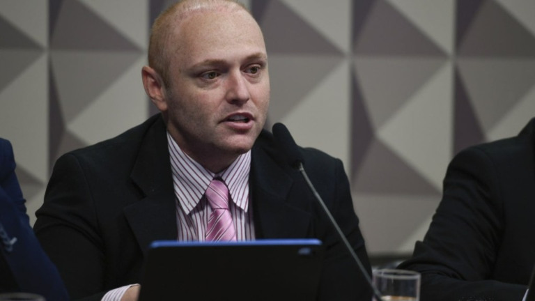 Edilson Rodrigues/Agência Senado – 17.08.2023 Hacker Walter Delgatti Neto depondo à CPMI do 8 de Janeiro