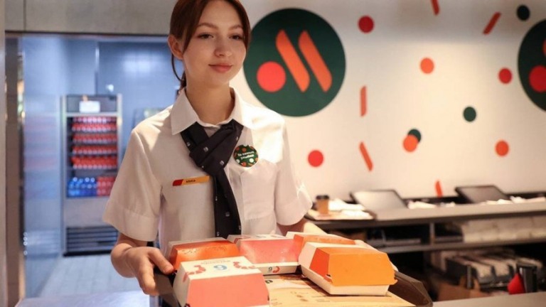Substituto russo do McDonald's abre as portas e tem estreia de sucesso
