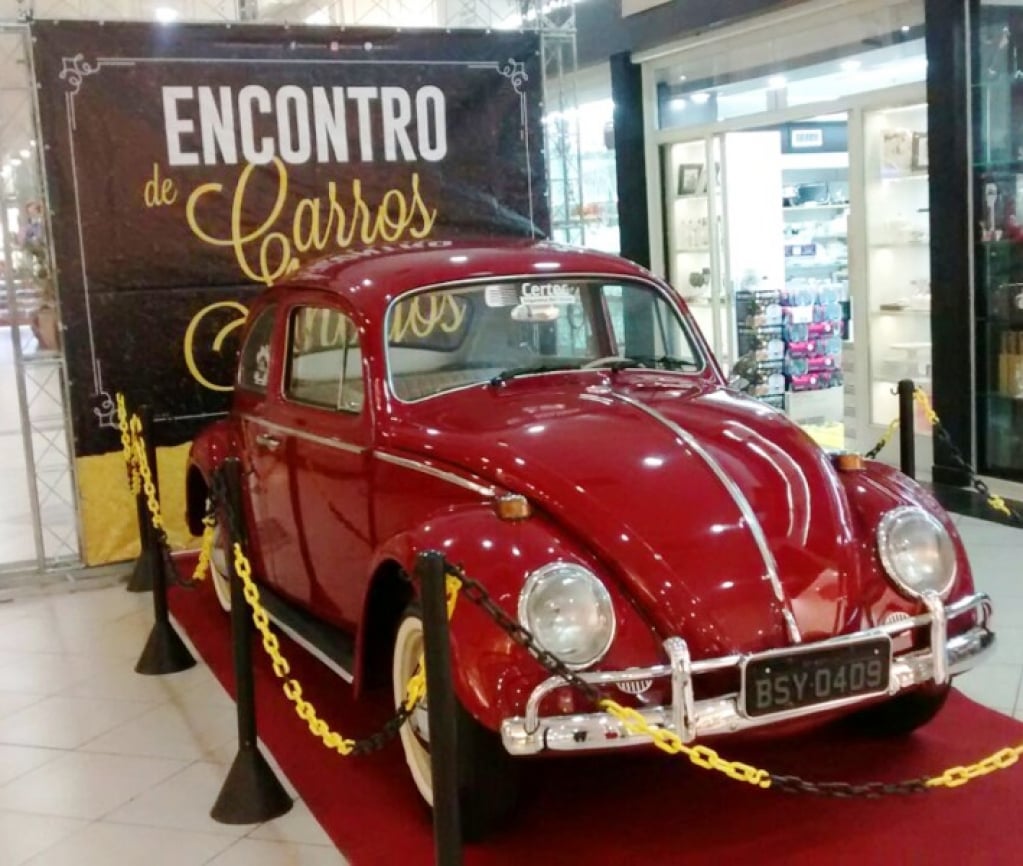 Encontro de carros comemora dia mundial do Fusca e arrecada agasalhos