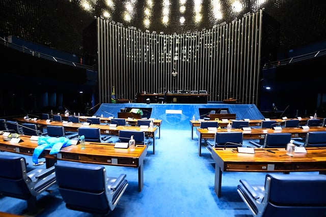 É possível identificar objetos quebrados, cadeiras jogadas e vidros estilhaçados, além de extintores e mangueiras contra incêndio espalhadas pelo local. Foto: Jefferson Rudy/Agência Senado - 08.01.2023