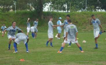 Elenco do MAC em treino: crise adiada