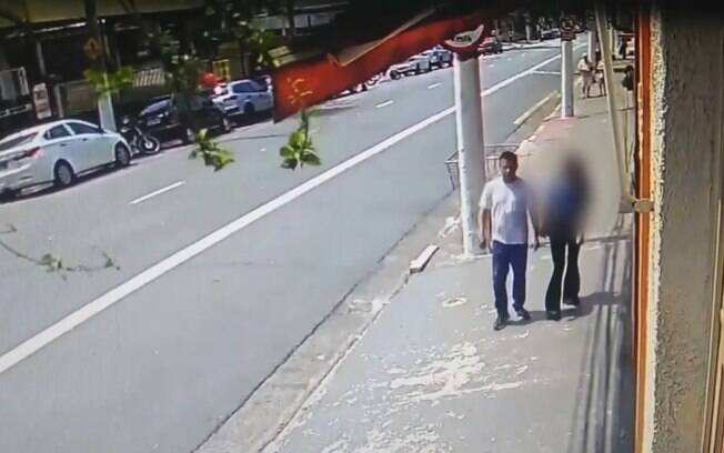 homem andando com mulher