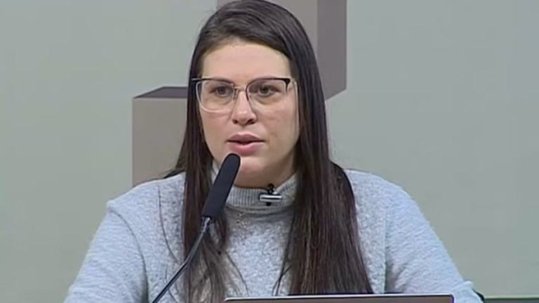 Investigada por fake news, influenciadora pede 'socorro' no Senado