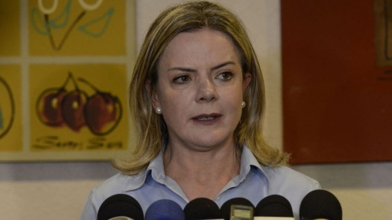 Hoffmann critica gasto de 5 bilhões do governo Bolsonaro em blindados
