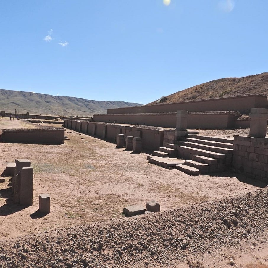 Escultura no Sítio Arqueológico de Tiwanaku, na Bolívia.. Foto: Reprodução/Instagram @marcotulio480 25.11.2022