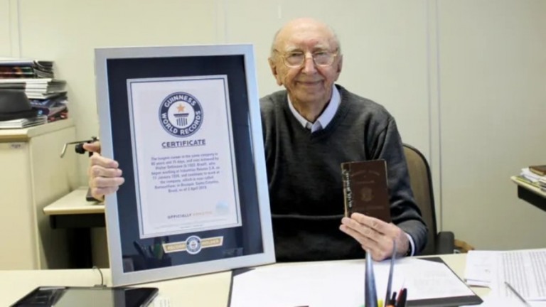 Brasileiro bate recorde por trabalhar na mesma empresa por 84 anos