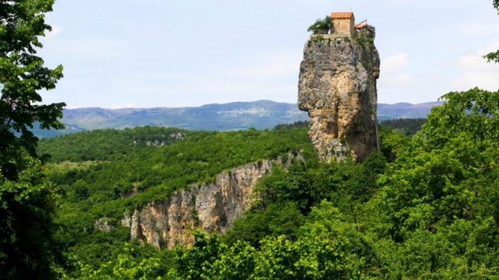 Igreja mais remota do mundo foi construída em montanha de 40 metros