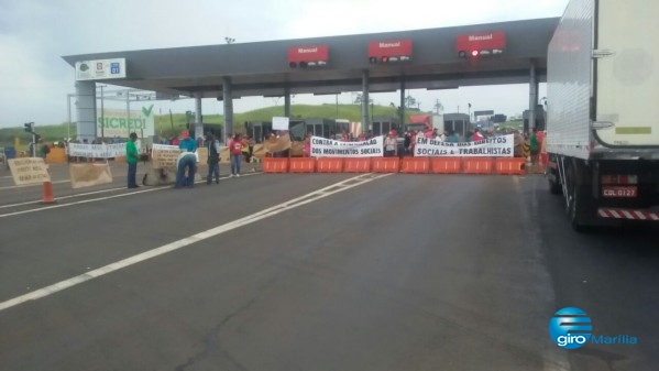 Manifestantes fecham rodovia na divisa do Paraná com Ourinhos