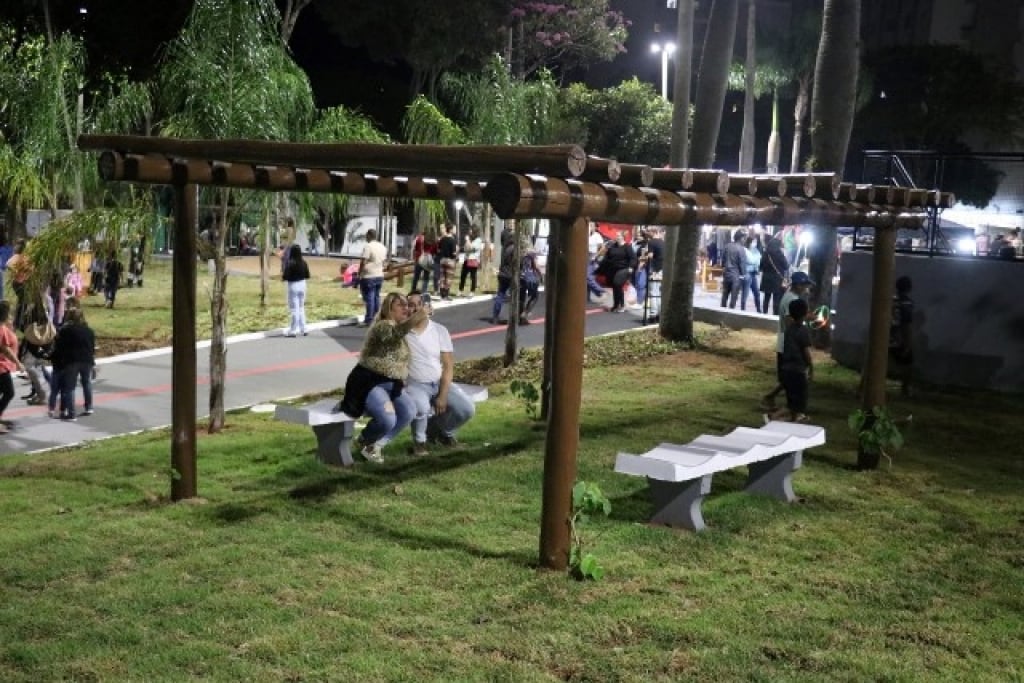 Praça Maria Izabel terá feira de artesanato e food trcuks com show de Derico Praça Maria Izabel terá feira de artesanato e food trcuks com show de Derico