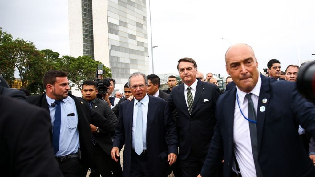 Bolsonaro pede que Guedes desbloqueie Orçamento de todos os ministérios